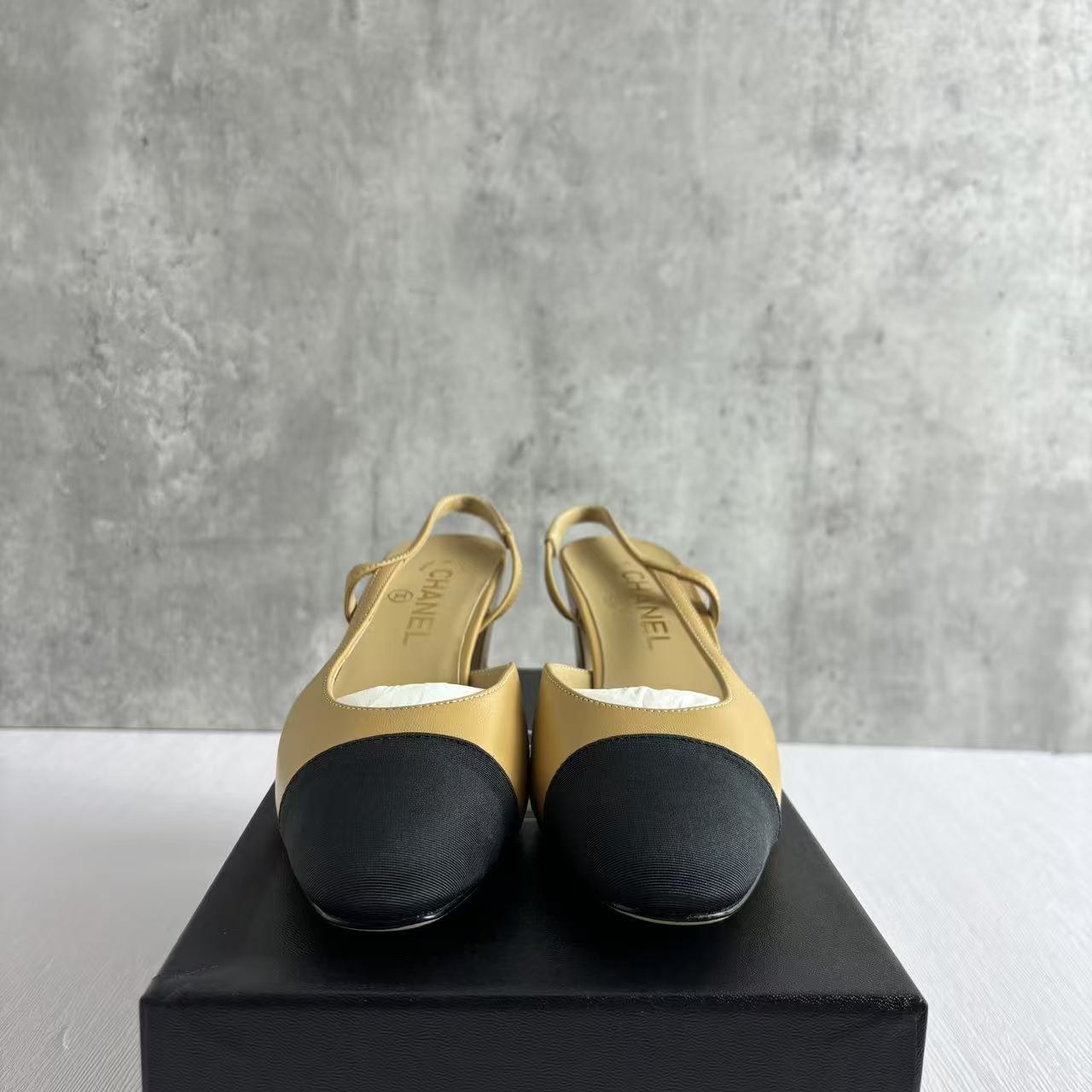 국내) 샤넬 투톤 통굽 슬링백  / 베이지  38