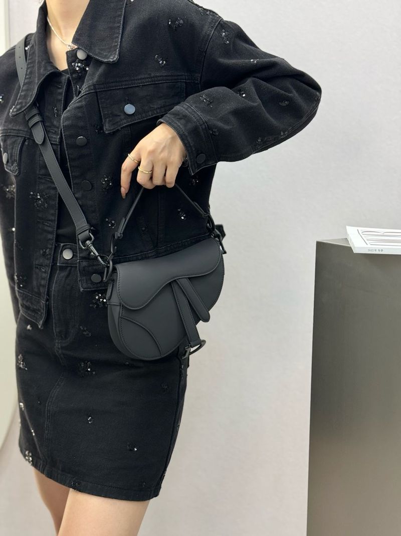 디올 블랙 매트 새들백