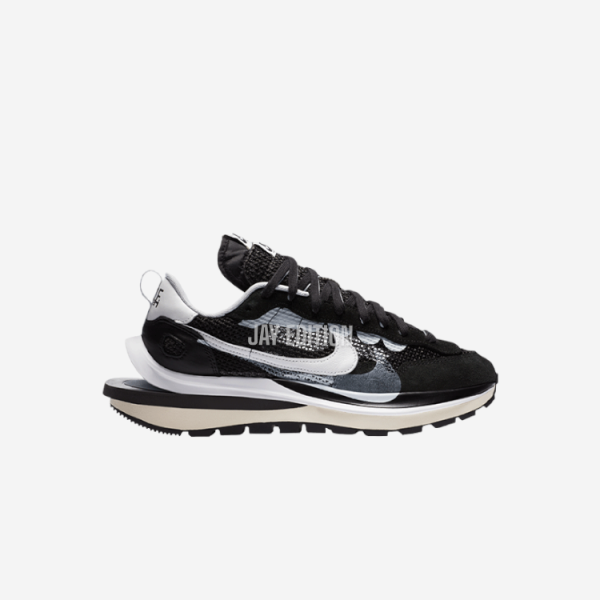 블랙 메쉬와 스웨이드 조합, 이중 혀와 더블 스우시가 적용된 사카이 베이퍼와플 블랙