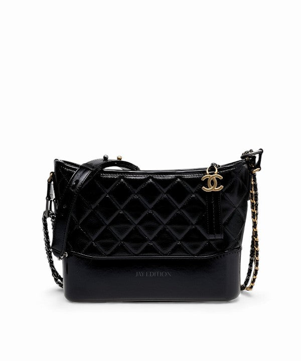 샤넬 가브리엘 호보백 뉴미디움 투톤 가죽 바디와 더블 체인 스트랩, 유연한 곡선형 실루엣 전면 이미지